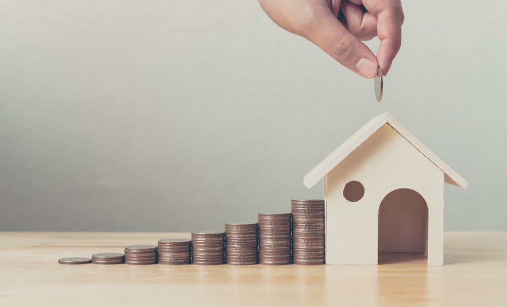 des pièces avec une mini maison en bois